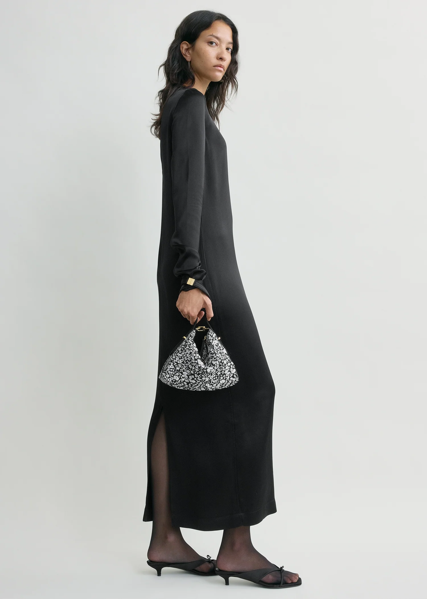 Bevel floral wristlet black/white - Image 3