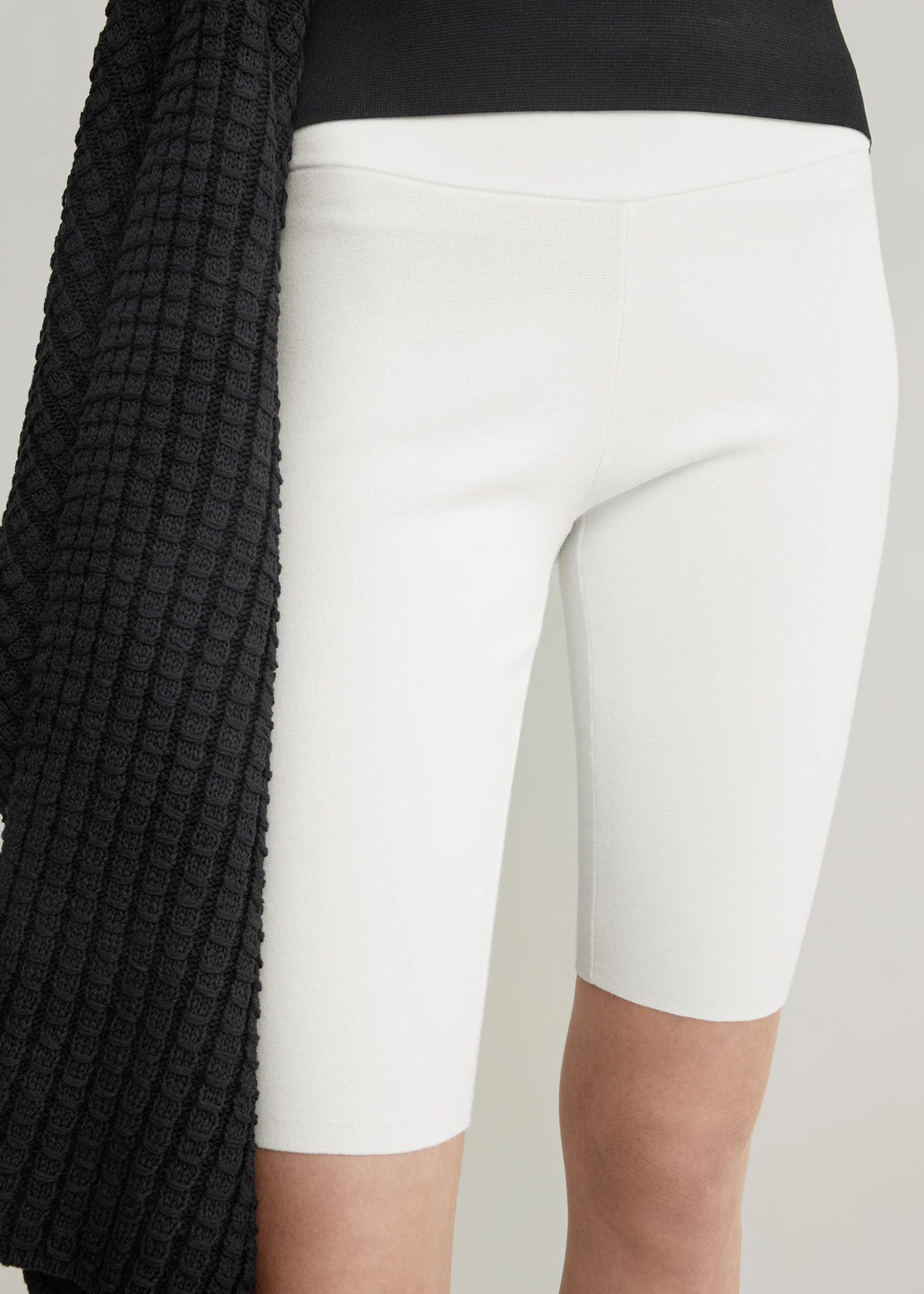 Capri knit shorts off-white - Image 4