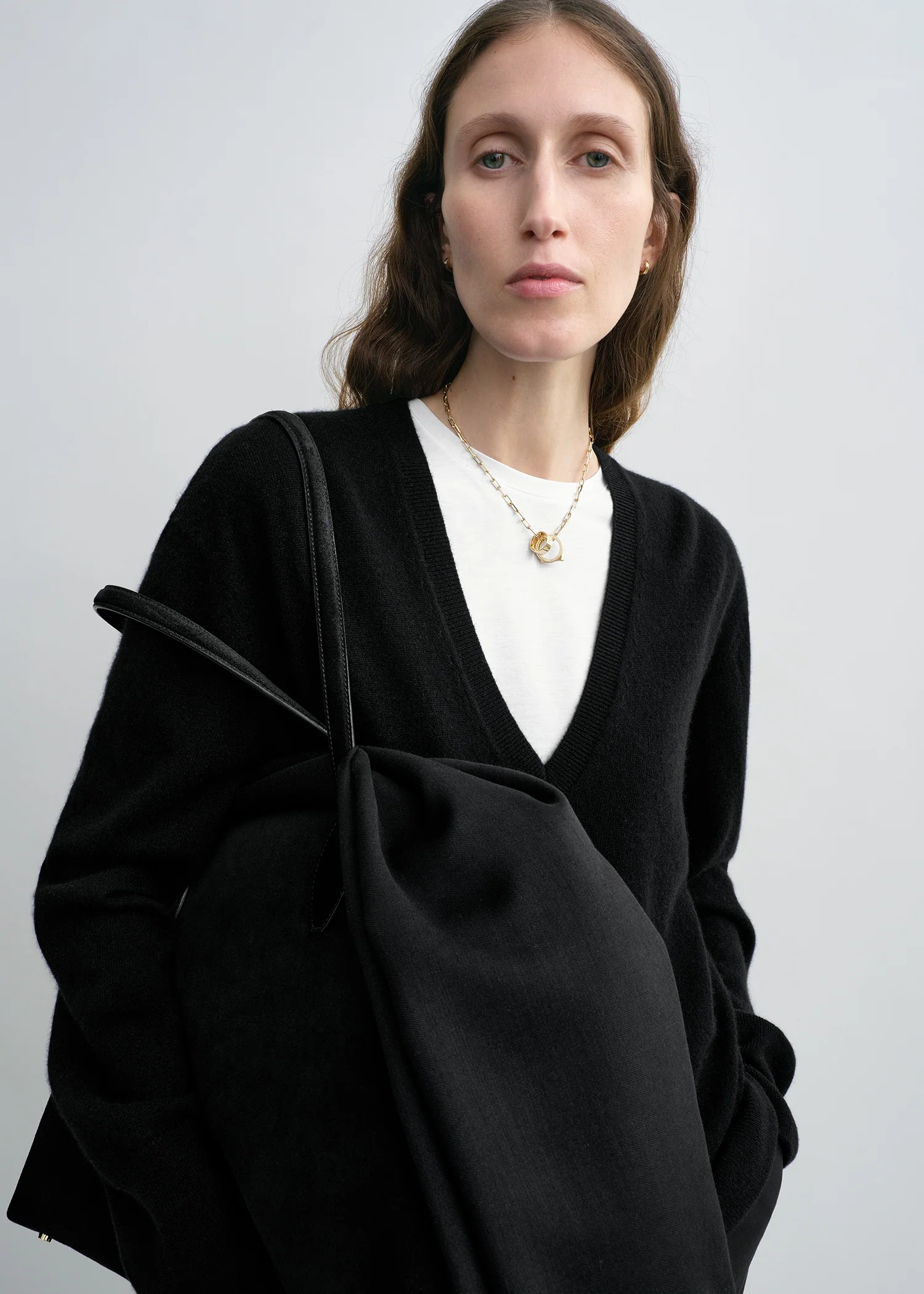 Cashmere v-neck knit black - Image 4