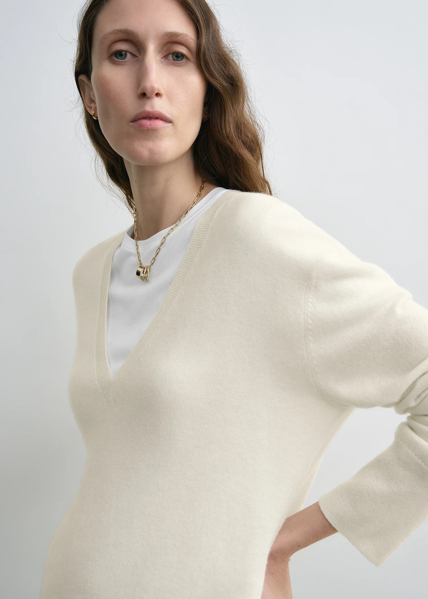Cashmere v-neck knit ecru - Image 4