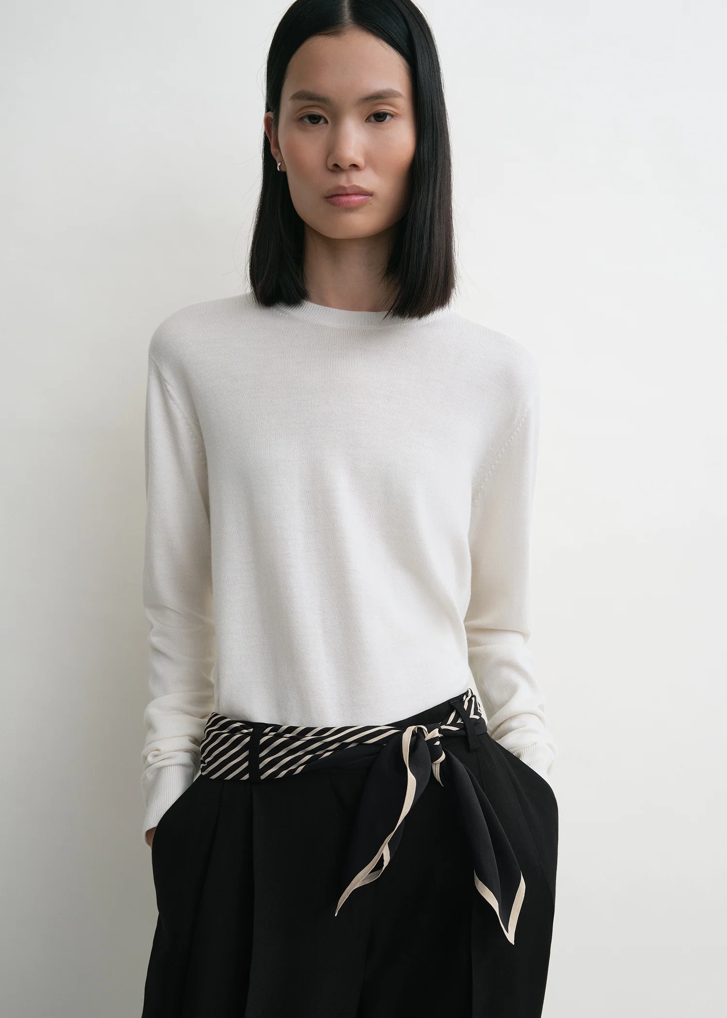 Centered monogram silk scarf black - Image 4