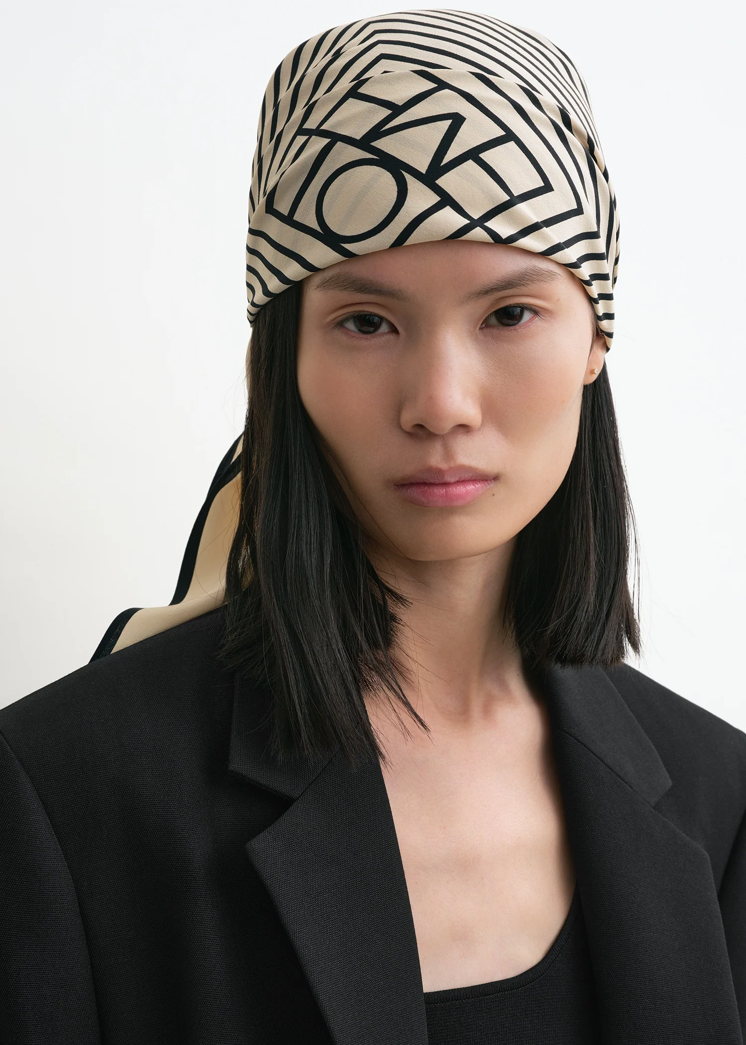 Centered monogram silk scarf crème - Image 3