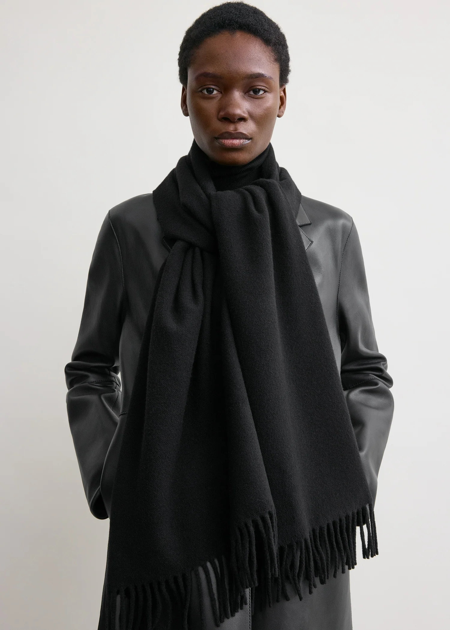 Classic wool scarf black - Image 3