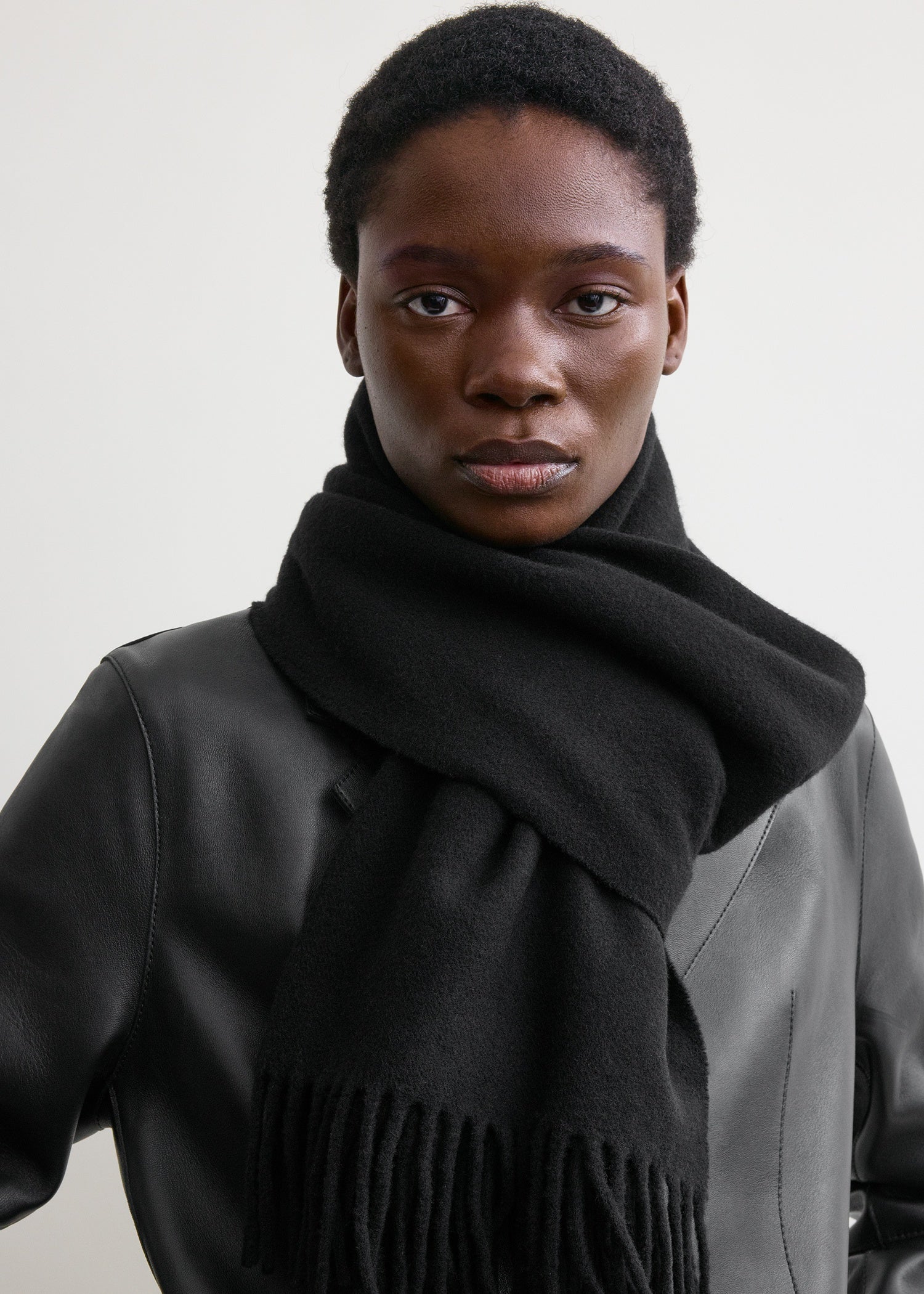 Classic wool scarf black - Image 4