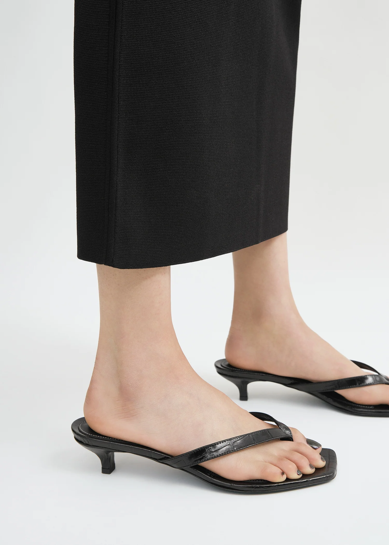 Croco-embossed heeled flip flops black - Image 3