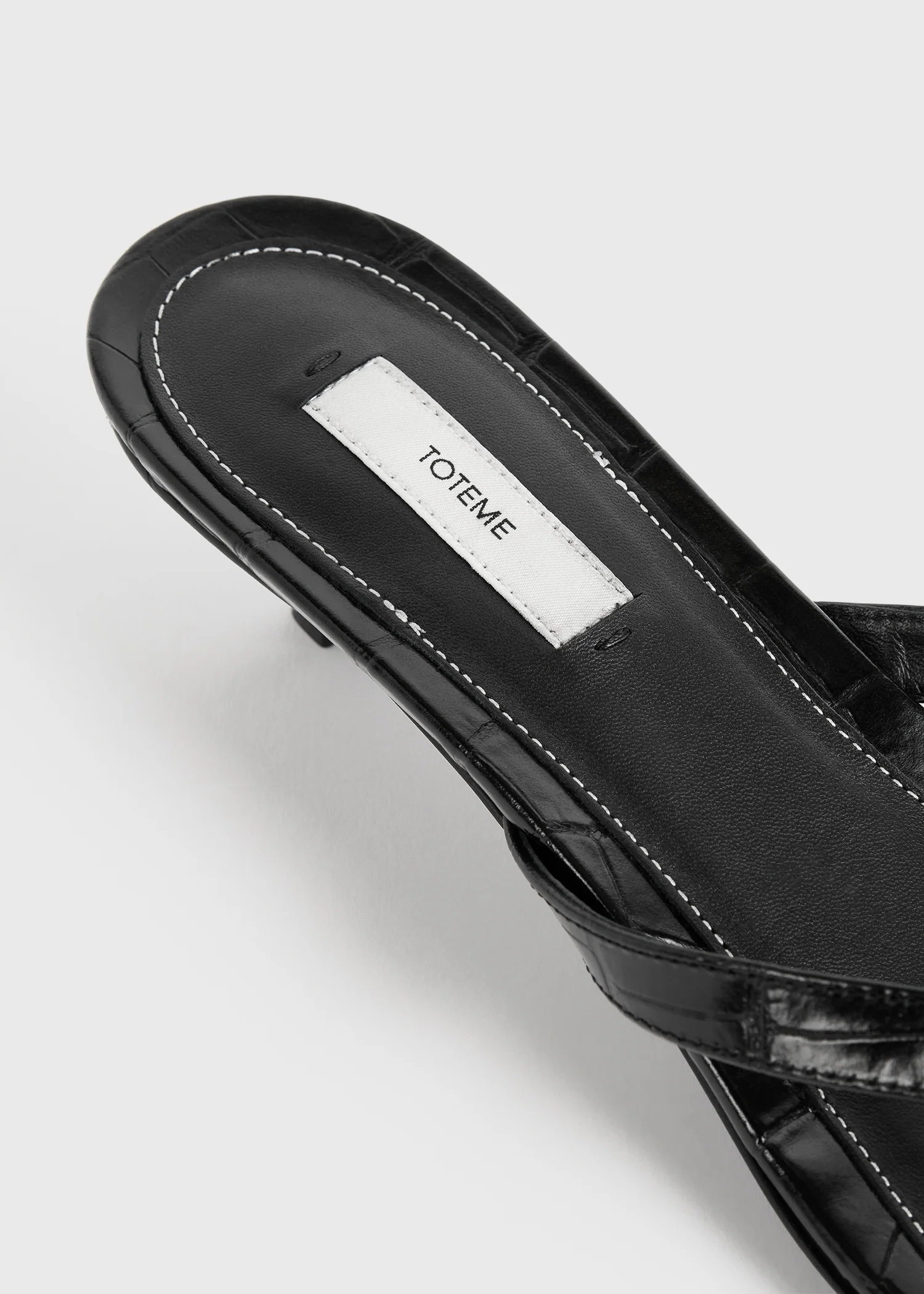 Croco-embossed heeled flip flops black - Image 5