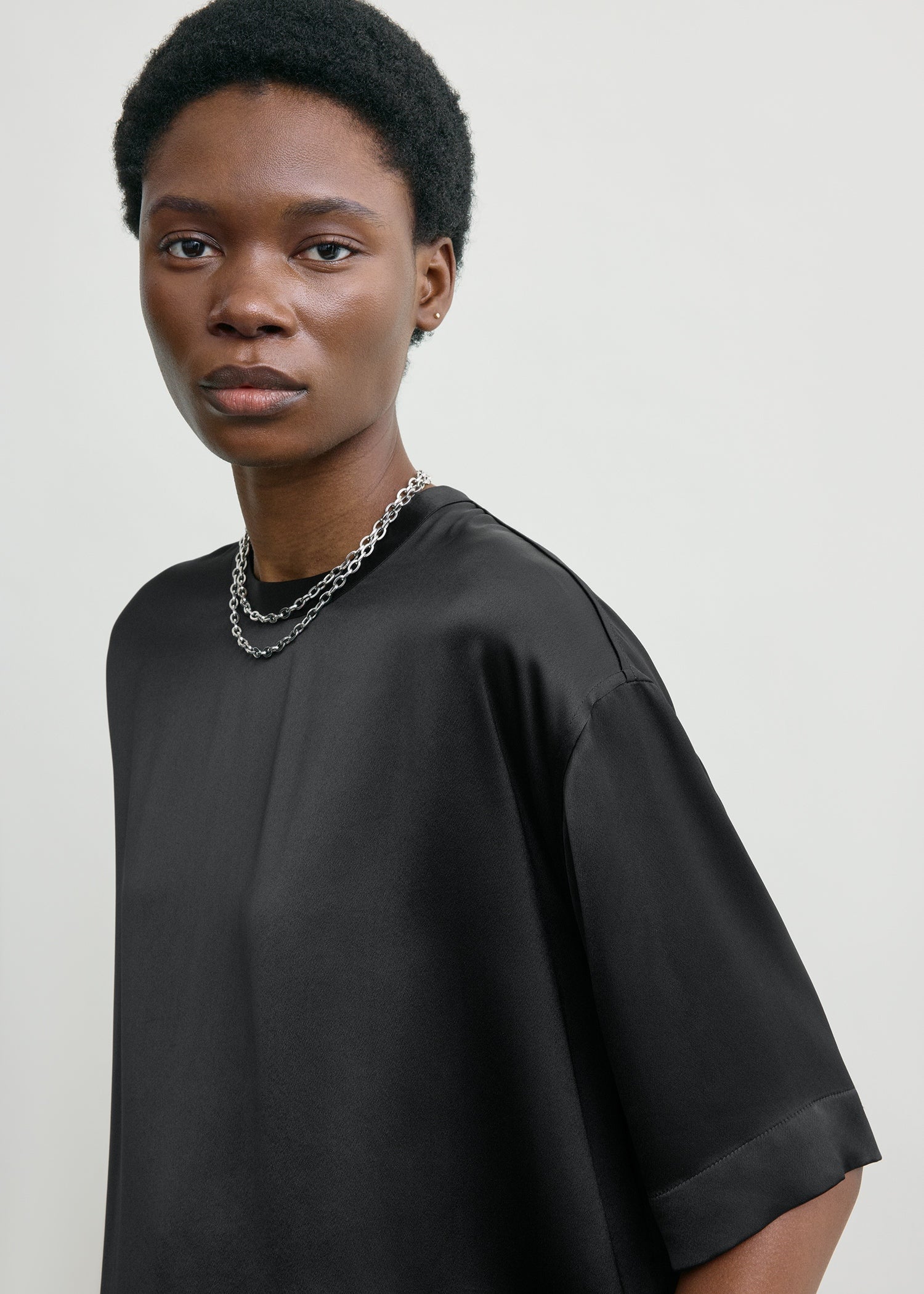 Satin tee black - Image 4