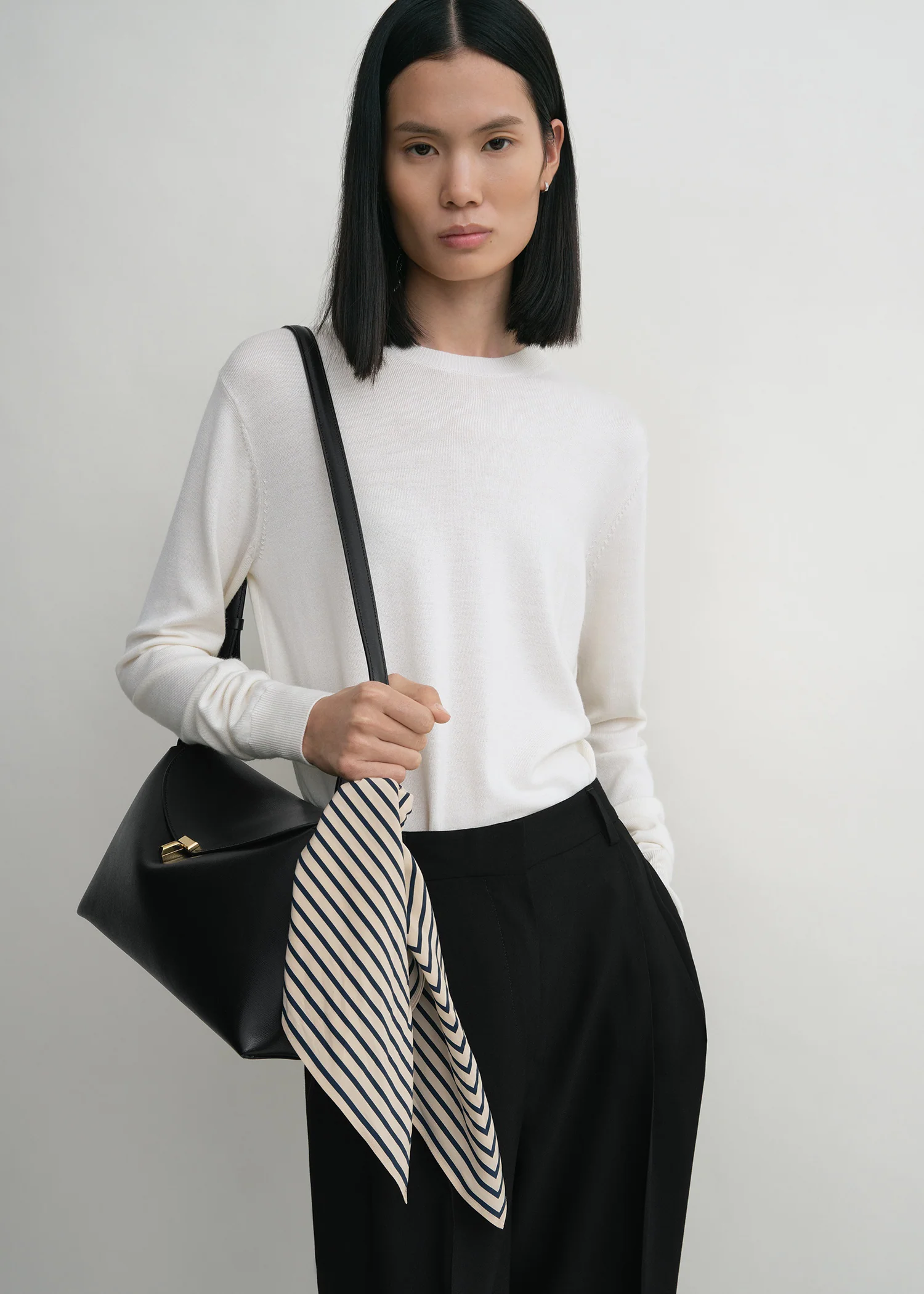 Signature monogram silk scarf crème - Image 4