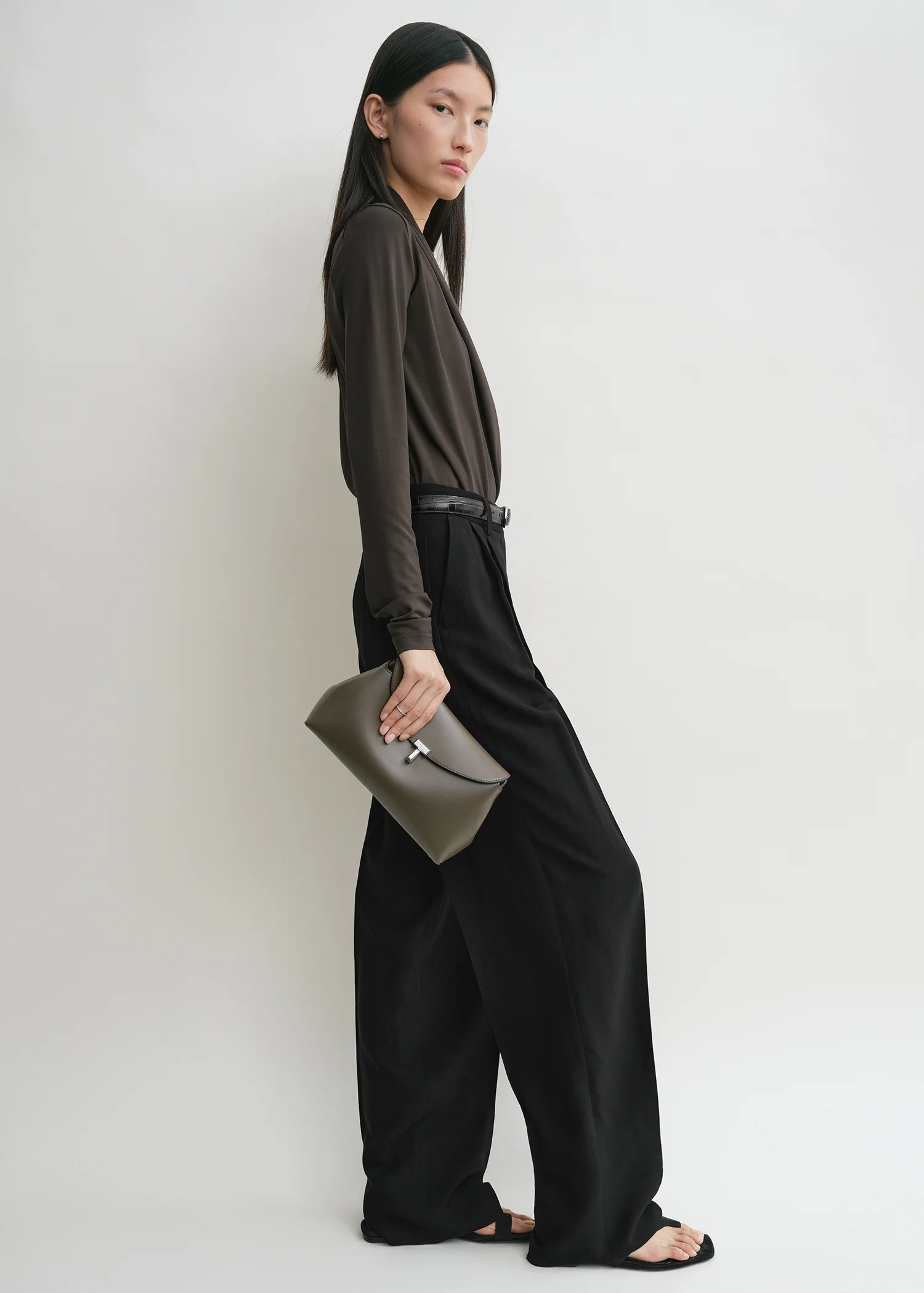 T-lock leather clutch ash - Image 3