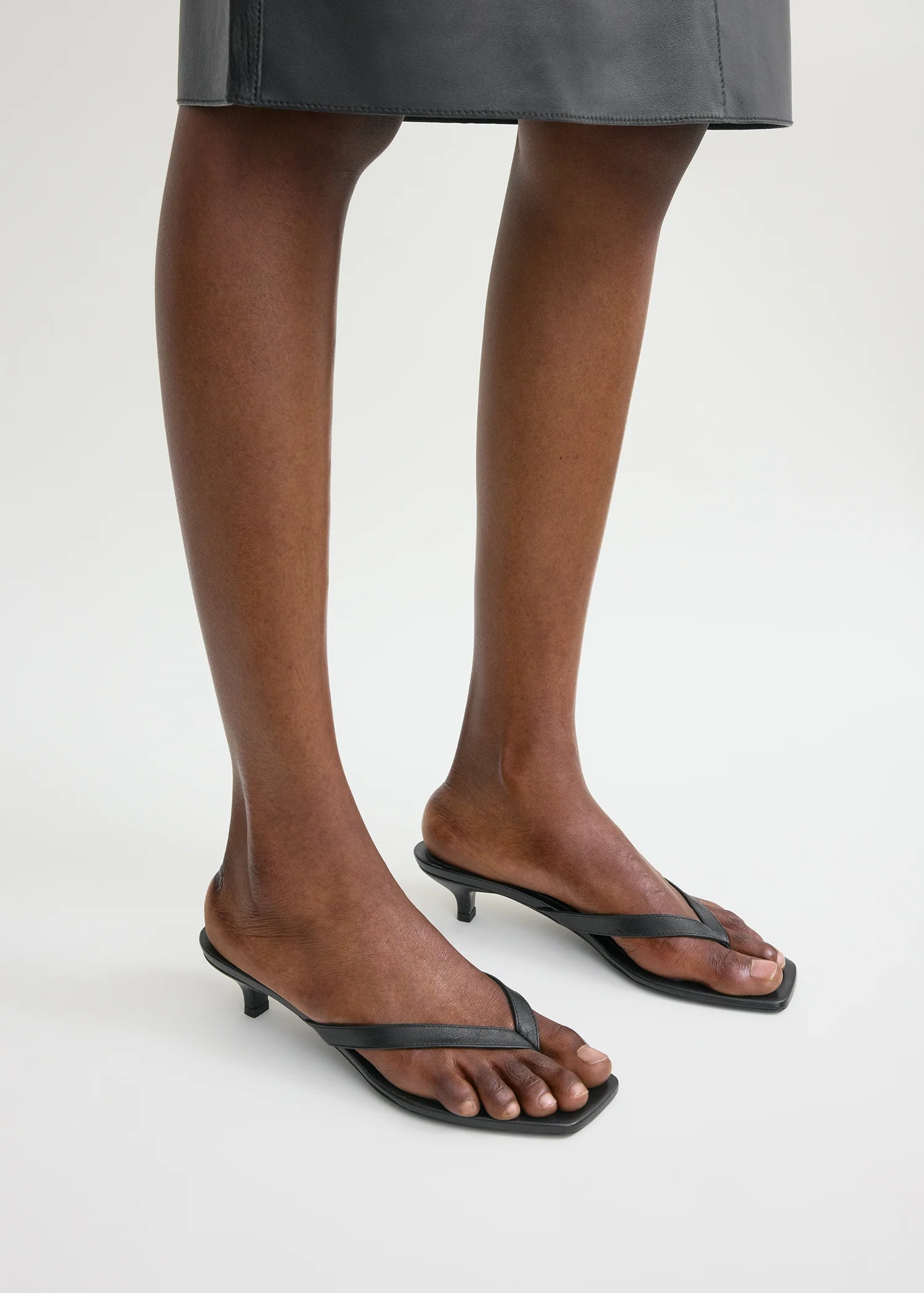 Leather heeled flip flops black - Image 3